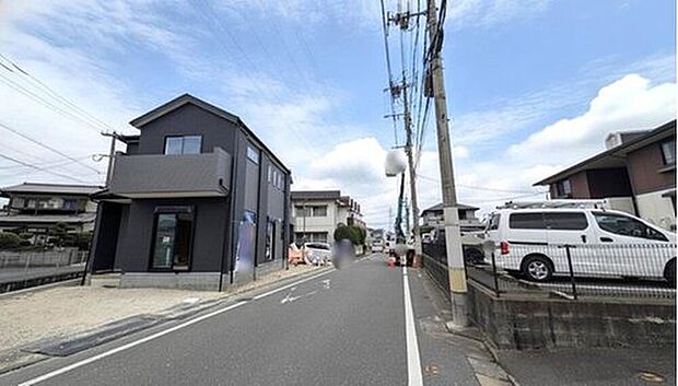 【前面道路含む現地写真】現地(2026年8月)撮影。
スーパーやコンビニなども近く周辺環境充実。快適でゆとりのある生活空間で新生活を始めましょう^^