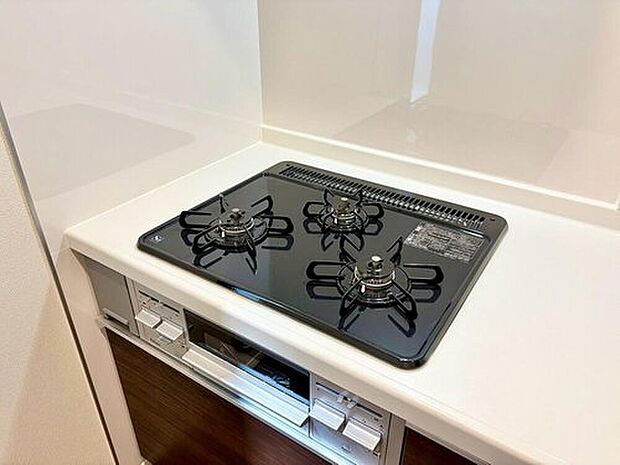 【2号棟】3種類の料理が同時に調理できる、3口ガスコンロ。忙しい朝食やお弁当作りも効率良くお料理できますね^^