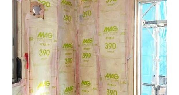【壁・天井に厚さ100mmのグラスウール断熱材を採用】グラスウールは、不燃材料のガラスを主原料としており、ガラス繊維の間に大量の静止空気を含んでいるため高い断熱性能を発揮します。また、他の素材に比べて、延焼防止・有毒なガスの発生を抑えてくれます。耐久性にも優れており、経年劣化がなく長時間性能を維持します。