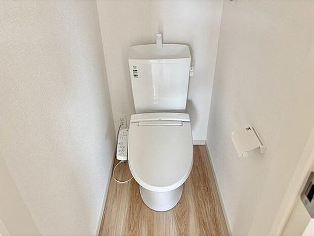 【トイレ】1階2階の2ヶ所にトイレがので、忙しい朝にも家族に気を使わず、ゆとりが生まれますね＾＾ウォシュレット、暖房便座、節電・節水機能など、使い勝手のよい高機能トイレです。