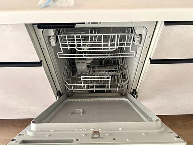 【食器洗い乾燥機】食事の後の手間を解消する食器洗い乾燥機付。冬場の洗い物で手荒れの悩みもなくなります。手洗いよりも節約できて便利。