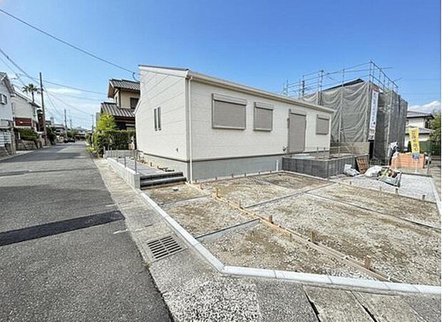 【前面道路含む現地写真】住人以外の車の進入も少なく、小さなお子様を持つご家庭にも安心です。落ち着いた住宅地内で快適な生活を実現してみませんか♪