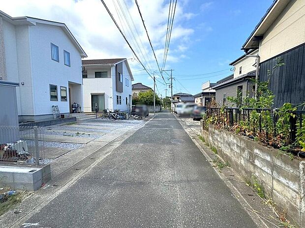 【前面道路含む現地写真】前面道路は東側約4mの公道に面しています。新生活におススメな物件をご紹介させていただきます^^是非お問合せ下さい^^