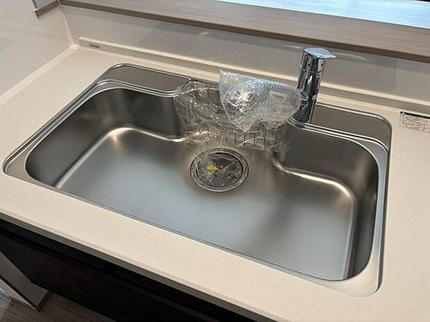 【キッチン】B号棟。
広々としたステンレスシンクには、洗剤やスポンジを収納出来るラック付き。広さも確保しているので、大きなお鍋も洗いやすいです。
