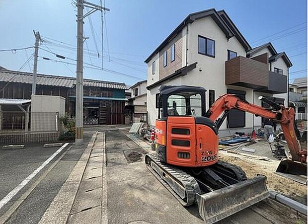 【前面道路含む現地写真】住人以外の車の進入も少なく、小さなお子様を持つご家庭にも安心です。落ち着いた住宅地内で快適な生活を実現してみませんか♪