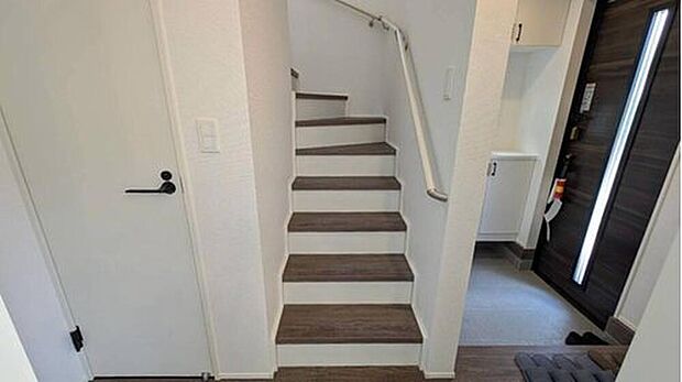 【その他内観】1号棟。
日中でも暗くなりがちな階段には、小窓を配置し採光も考えられたつくり^^手摺付きなので安全に上り下りできますね^^