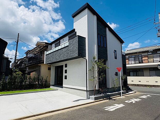 北東の角地に建つ長期優良住宅です。北道路の特性を活かして建物を北へ寄せることで南側の敷地スペースを広く確保しています。