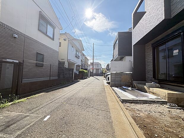 【南に面する前面道路】南側に面する前面道路。車通りが少なく安心できる道路です。