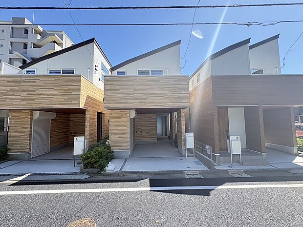 【下井草のまちに佇む邸】木のぬくもりを感じる外観が、心地よく街並に溶け込みます。