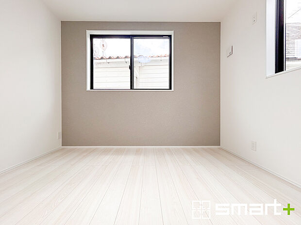 【~2面採光の明るいお部屋~】・洋室は2面採光とする事で穏やかな陽の入る明るい空間となっております。
・くつろぎのプライベート時間を明るい空間で穏やかにお過ごしいただけます。