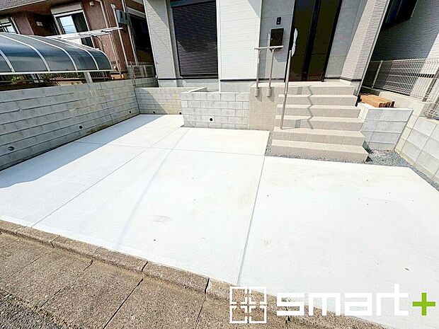 【~駐車場は2台分ご用意~】・駐車場は2台分ございますので、車通勤の方や複数台お持ちの方にもお勧めのお住まいです。
・カーポートなどのオプションもお気軽にご相談くださいませ。(1号棟)