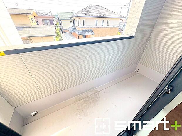 【~洗濯物も干しやすいバルコニー~】・バルコニーには物干し竿受けが標準装備されております。
・テラス屋根等のオプションもお気軽にご相談くださいませ。(1号棟)