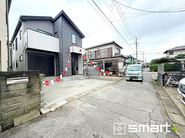【～十分な広さのある前面道路～】・前面道路は約４ｍございますので、お車でのすれ違いも可能で余計なストレスがかかりません。
・日々お車での移動が多い方には大切なポイントですね。
