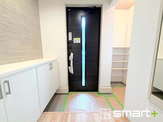 【～シューズインクロークのある玄関～】・玄関横にシューズインクロークをご用意。
・追加の靴置きとしてはもちろん、スキー・ゴルフなど趣味の用具の置場としてもご利用いただけます。
