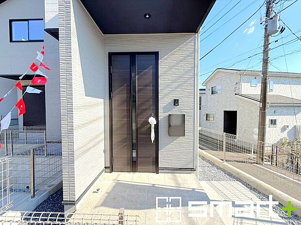 【～お住まいの顔「玄関」～】・玄関ドアの上にはもちろん軒がございますので、雨の日でも濡れずに鍵の開閉が可能です。
・鍵は防犯性に優れたディンプルキーを採用。
(１号棟)