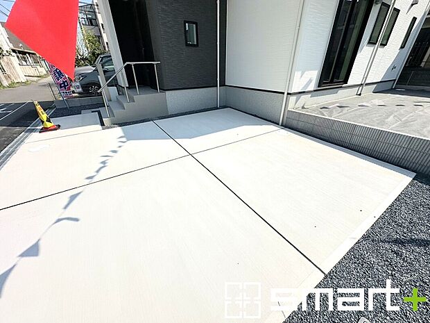 【~駐車場は2台分ご用意~】・駐車場は2台分ございますので、車通勤の方や複数台お持ちの方にもお勧めのお住まいです。
・カーポートなどのオプションもお気軽にご相談くださいませ。