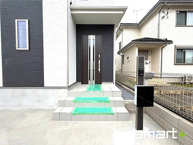 【~お住まいの顔「玄関」~】・玄関ドアの上にはもちろん軒がございますので、雨の日でも濡れずに鍵の開閉が可能です。
・鍵は防犯性に優れたディンプルキーを採用。(A号棟)