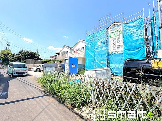 【~ベタ基礎でしっかりとした土台~】・コンクリートの中に鉄筋を配し強度を高めた「ベタ基礎」を採用。
・しっかりとした土台を造ったうえで、その上に建物が築造されていきます。(A号棟)