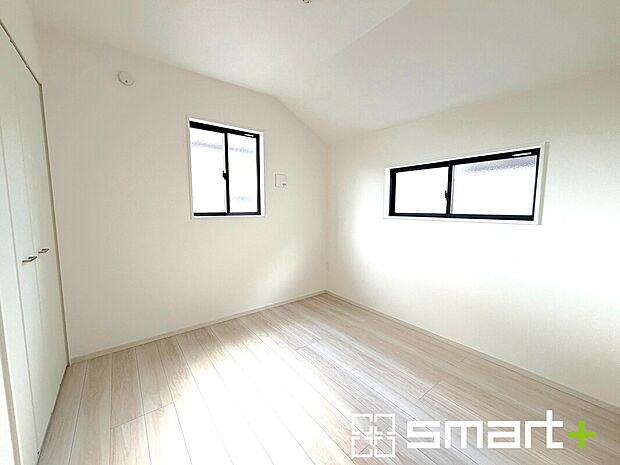 【～２面採光の明るいお部屋～】・洋室は２面採光とする事で穏やかな陽の入る明るい空間となっております。
・くつろぎのプライベート時間を明るい空間で穏やかにお過ごしいただけます。
