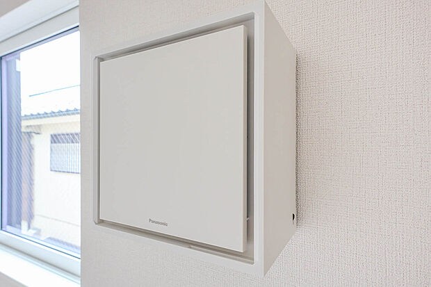 【壁掛け熱交換気システム】熱回収により空調負荷を軽減でき、冷暖房コストを抑えます。室内の空気と温度を快適に保つ便利なシステムです。
