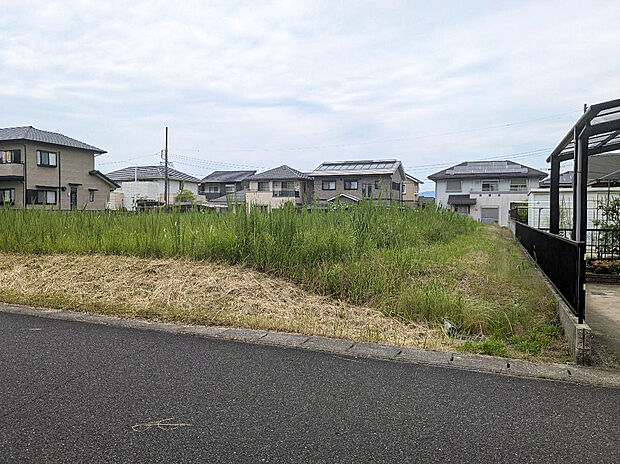 区画1:193.51m2(58.53坪) 前面道路は約6mあり、車の運転も安心です。