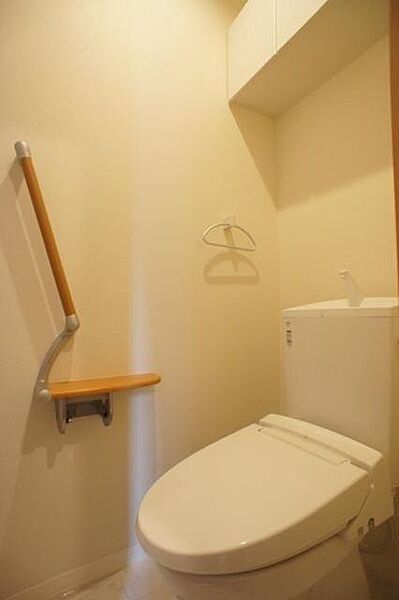 画像7:【トイレ】暖房洗浄機能付き便座。背面には収納があります