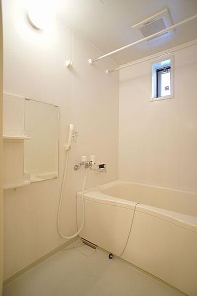 画像10:○清潔感のある浴室○　疲れを癒すお風呂タイムはやっぱり清潔感のある空間で♪24時間換気システムと物干し竿が付いてます。
