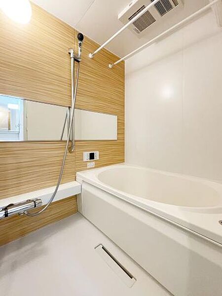 画像11:【UB】ホワイトベージュのアクセント壁で、高級感と清潔感のある雰囲気の浴室に。ゆったりとバスタイムを過ごせます。