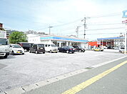 ローソン高知薊野店 572m