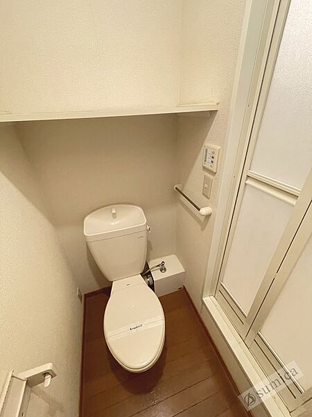 画像22:人気アイテムの温水洗浄便座。清潔感のあるトイレです。