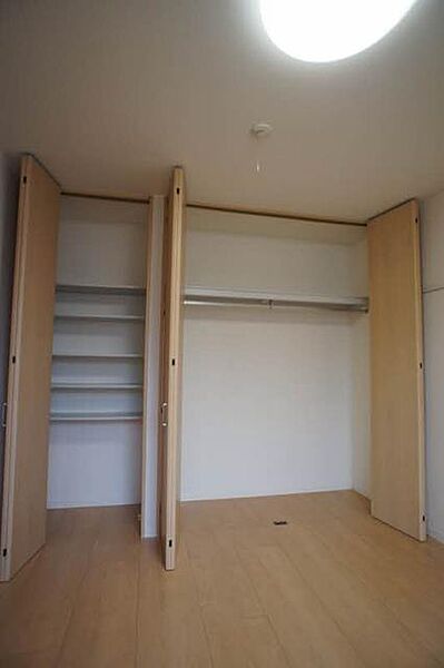 画像18:【収納】壁面の収納スペースは大きく扉が開くので、しまってあるものが一目でわかり出し入れも簡単ですよ。天井まで高さがあるので、丈の長い衣類はこちらへどうぞ。