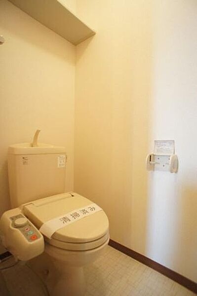 画像12:■トイレ■　幅広い年齢層から支持されている今や必須アイテムの温水洗浄暖房便座。冬場も便座が暖かくご使用いただけます。上部には棚があるので、トイレットペーパーのストックや掃除用品の収納もできます。