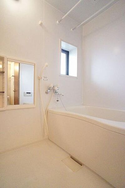 画像13:○清潔感のある浴室○　疲れを癒すお風呂タイムはやっぱり清潔感のある空間で♪24ｈ換気システムと物干し竿が付いてます。