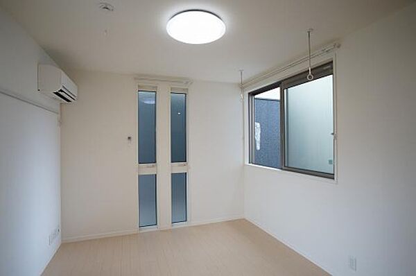 画像7:【洋室】大きな窓が付いていて明るい空間です。天井にはＬＥＤ照明付き♪冷暖房もついてますよ◎