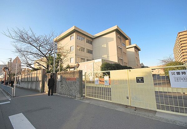 画像18:寝屋川市立友呂岐中学校 1325m