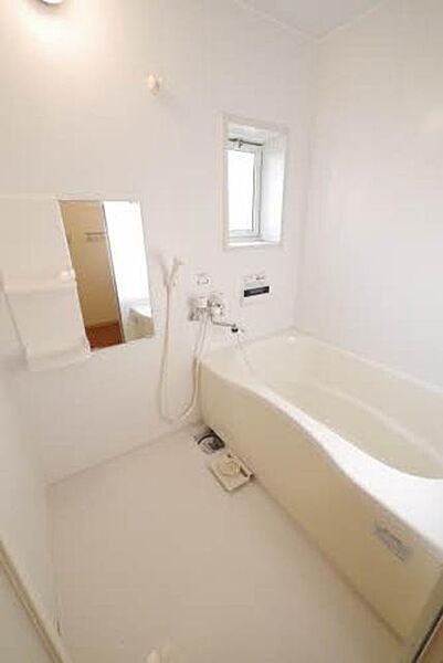 画像9:浴室には小窓があり換気に便利です！