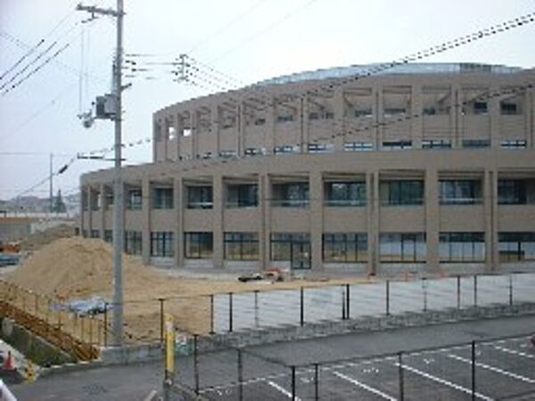 画像18:羽曳野市立中央図書館 894m