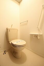 [その他] 【トイレ】枕棚・タオル掛け・手すりの付いた清潔感のあるトイレです！！手すりは人間工学に基づいた掴みやすい角度になっております♪♪