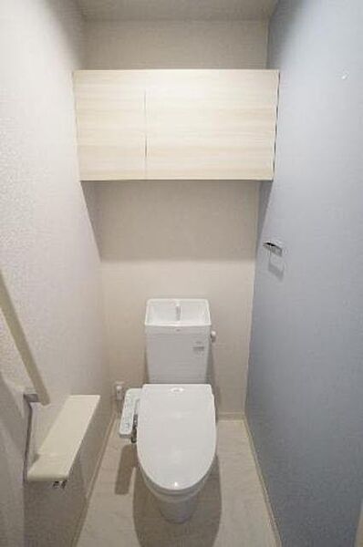 画像12:【トイレ】洗浄機能付暖房便座です！上部には空間を利用しトイレットペーパー等をストックできる棚が付いています♪