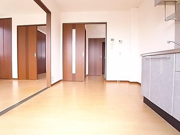 画像6:【ＤＫ】日当たりの良さと、明るい床材や建具の色も相まって明るい空間です♪