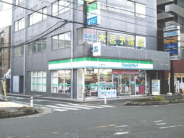 ファミリーマート所沢駅東口店 620m