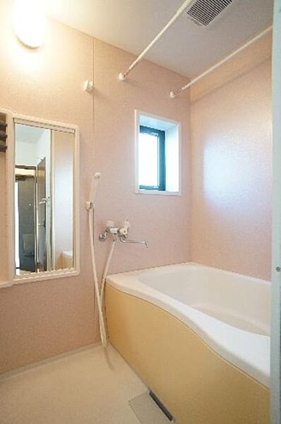 画像12:■浴室■　一日の疲れを癒してくれるバスルーム。開口部もあるので、換気性に優れている。