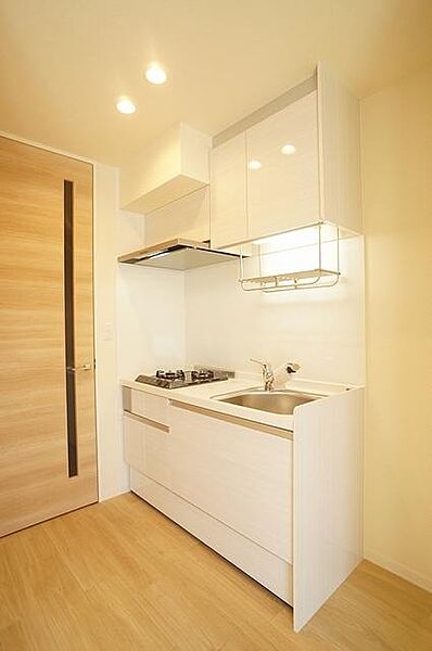 画像10:キッチンは浄水機能の付いたシャワー水栓があります。下部の収納もスライドタイプなので、奥にしまった収納物の取り出しも簡単です。