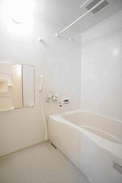 画像9:○清潔感のある浴室○　疲れを癒すお風呂タイムはやっぱり清潔感のある空間で♪24時間換気システムと物干し竿が付いてます。