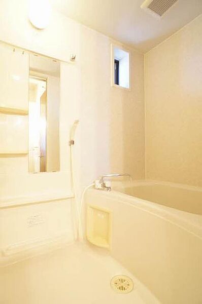画像7:換気と採光を考慮した小窓付きの明るく、清潔感あるバスルーム♪明るい雰囲気の浴室は一日の疲れを癒やしてくれます♪