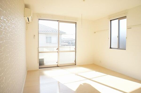 画像3:2面窓で明るく風通しの良い開放的なお部屋です！冷暖房も付いていて快適◎