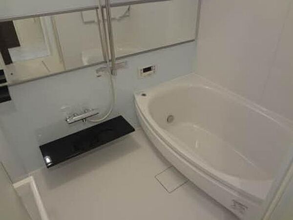 画像27:白を基調とした清潔感のある浴室♪ゆったりと浴槽に浸かり、一日の疲れをとるのに最適なリラクゼーションルームです♪