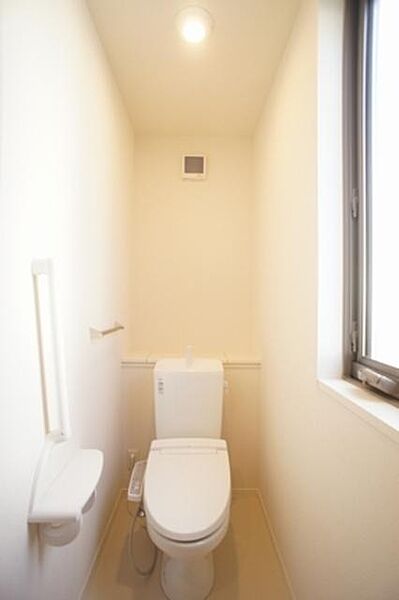 ☆1階の換気窓付トイレ☆2階にも同タイプのトイレがございます☆