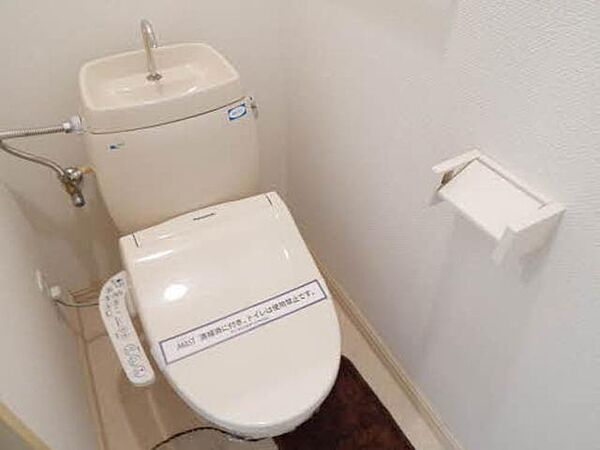トイレ：お尻に優しい洗浄機能付きの暖房便座が付いています。