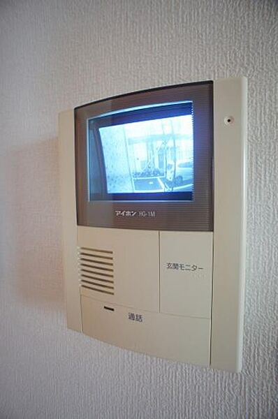 画像8:【ＴＶドアホン】お部屋にいながら来訪者の顔を見て話ができるモニター付きインターホンです。